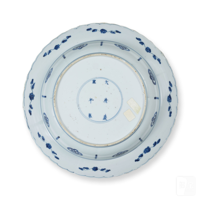 清康熙 青花人物故事圖菱口盤 「大清康熙年製」款 | ASSIETTE EN PORCELAINE BLEU BLANC - 图4